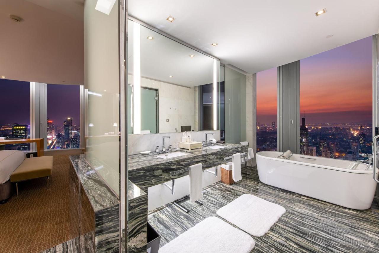 Junior Suite mit Kingsize-Bett und Stadtblick