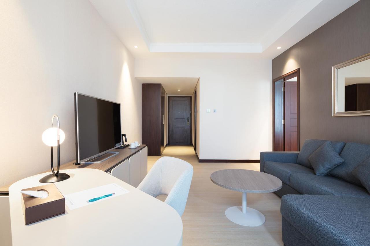 Suite F&B Salon Complimentary Shuttle to Dubai Mall & La Mer Beach