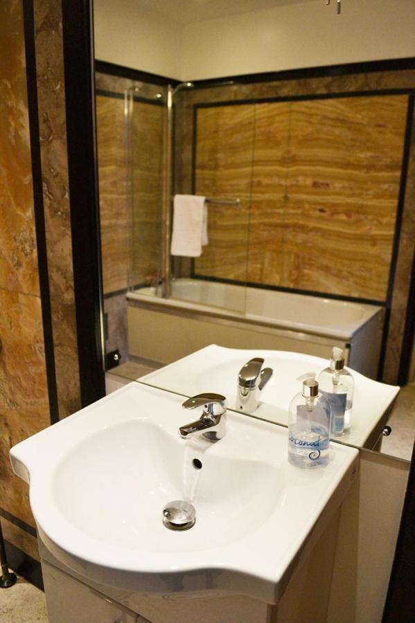 Family Room En-Suite Bathroom