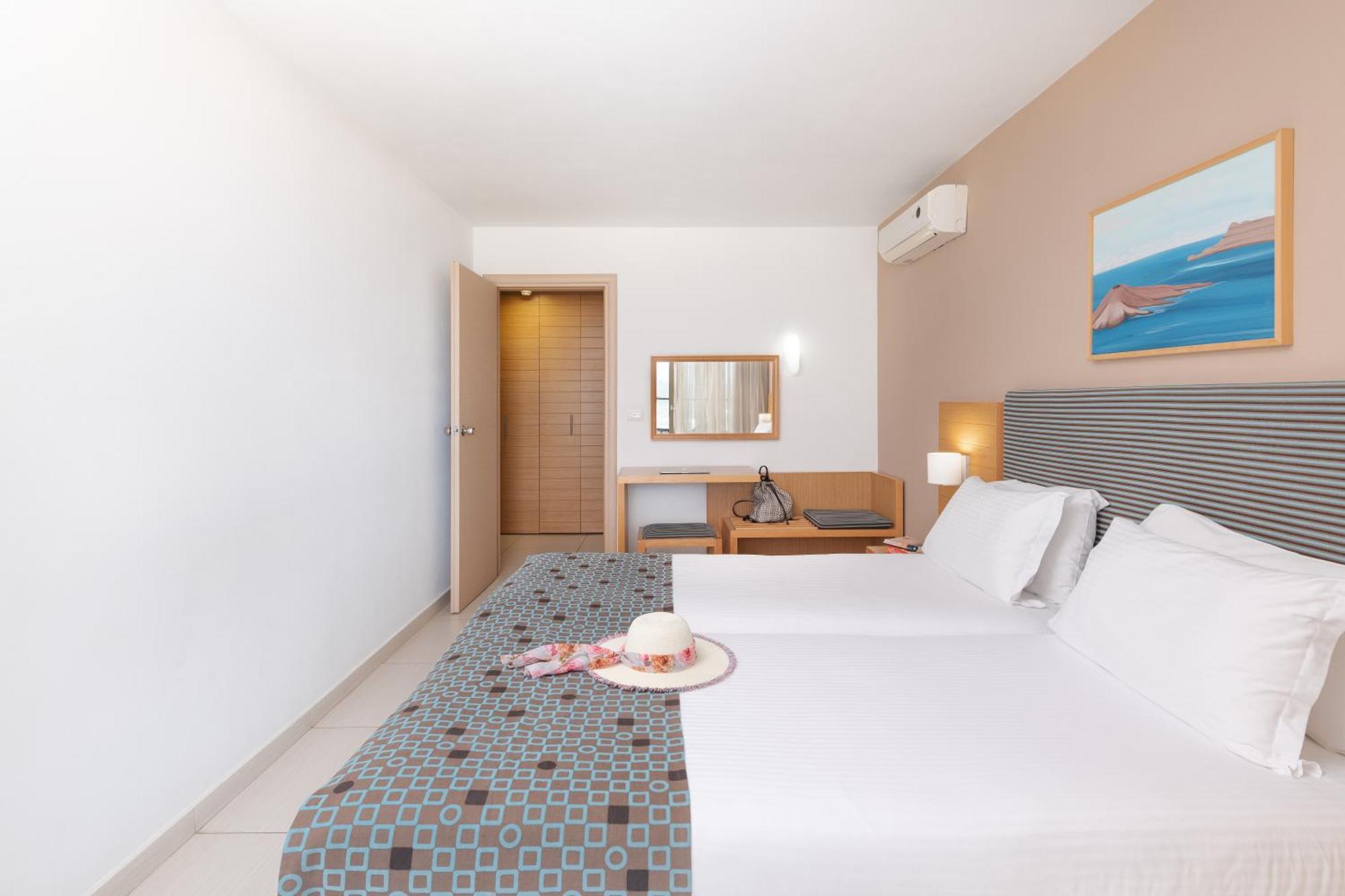 One-Bedroom Apartment Sea View