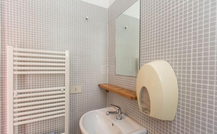 Cama en habitación compartida mixta con 4 camas y baño privado