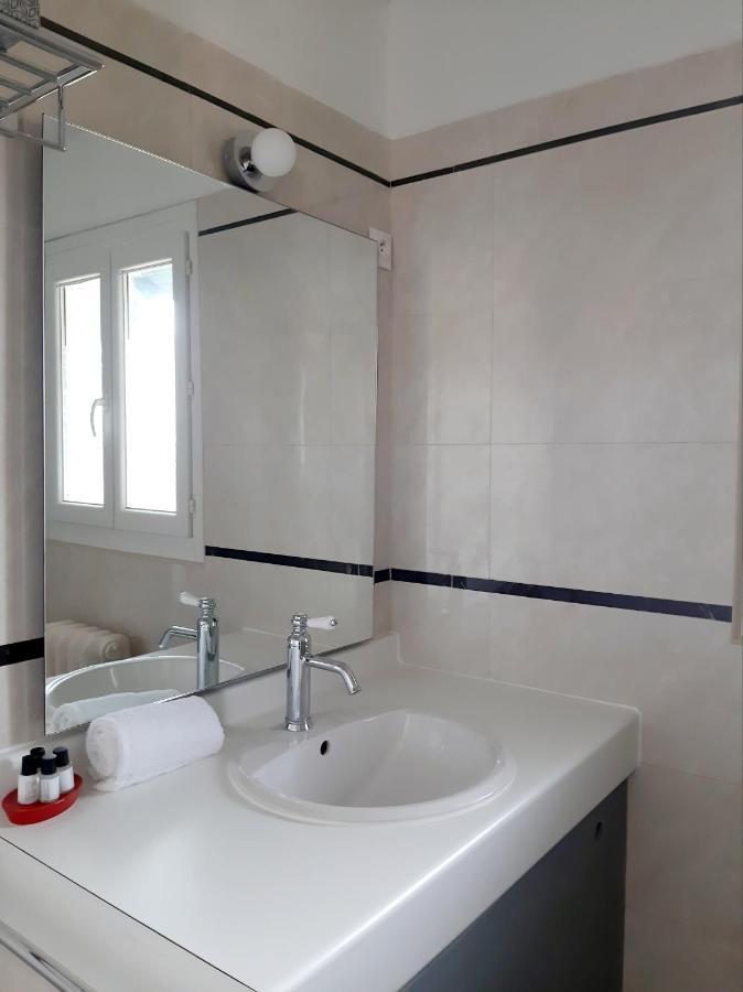 Deluxe Double Room Shower