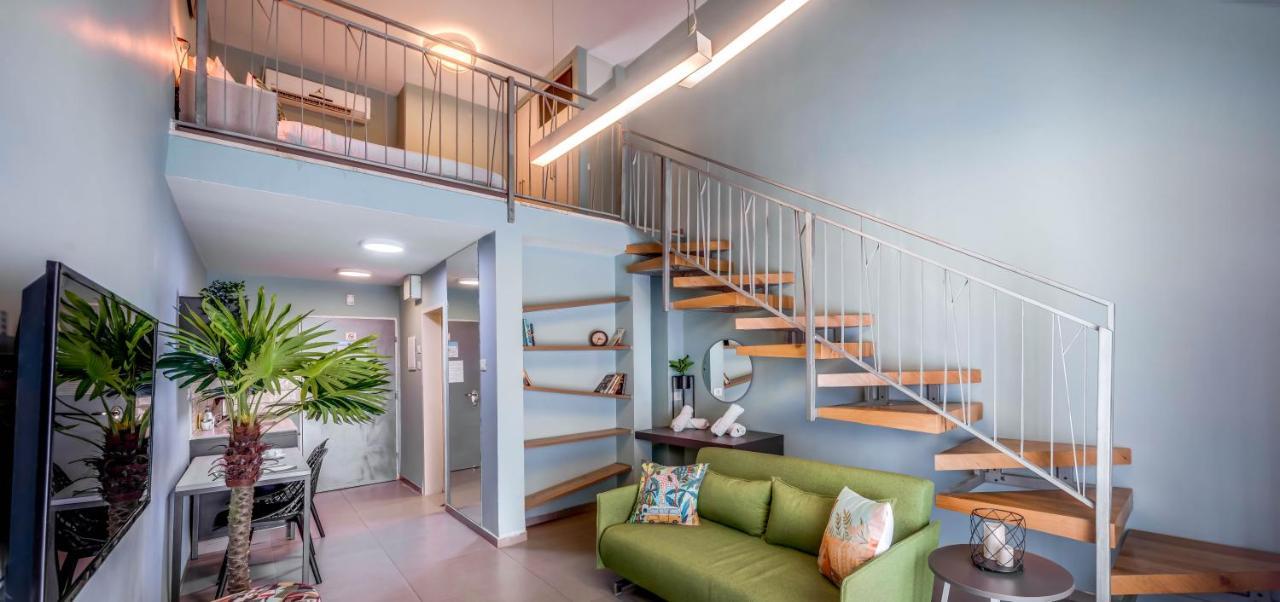 Family Gallery Apartment with Balcony
