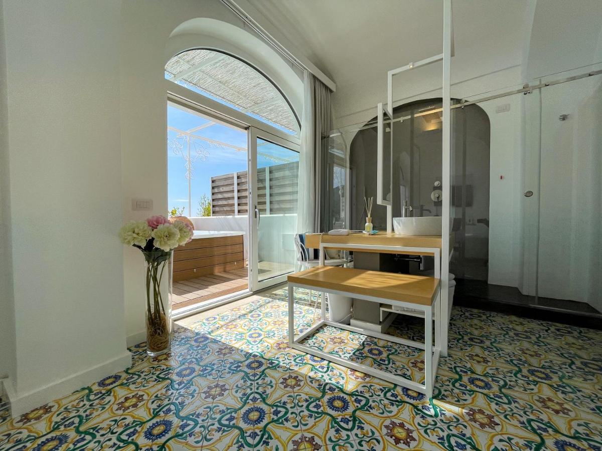 Deluxe Suite Spa Bath