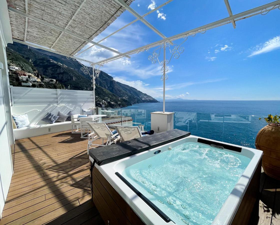 Deluxe Suite Spa Bath