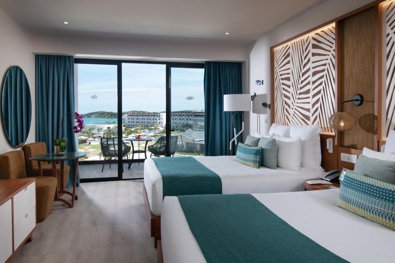 Junior Suite mit Doppelbett und seitlichem Meerblick