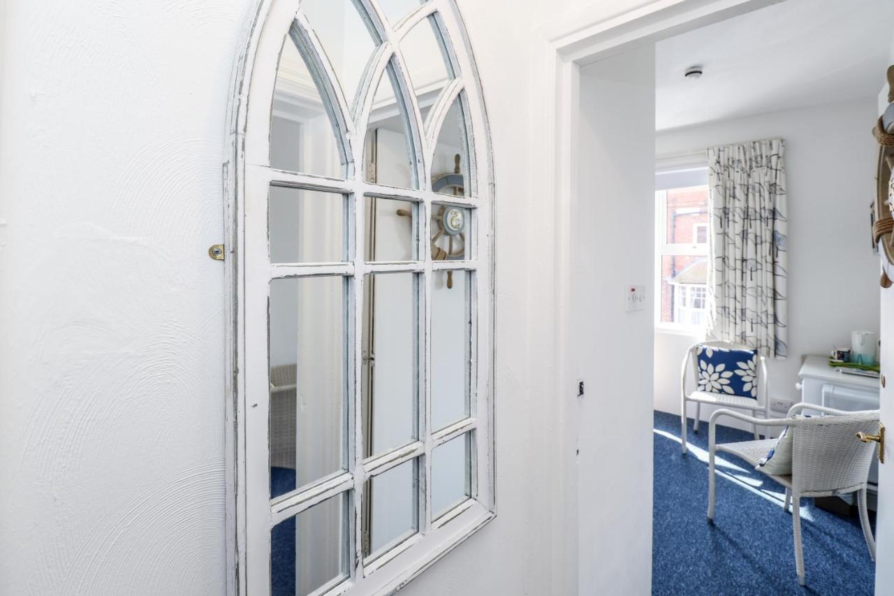 Doppel-/Zweibettzimmer mit seitlichem Meerblick