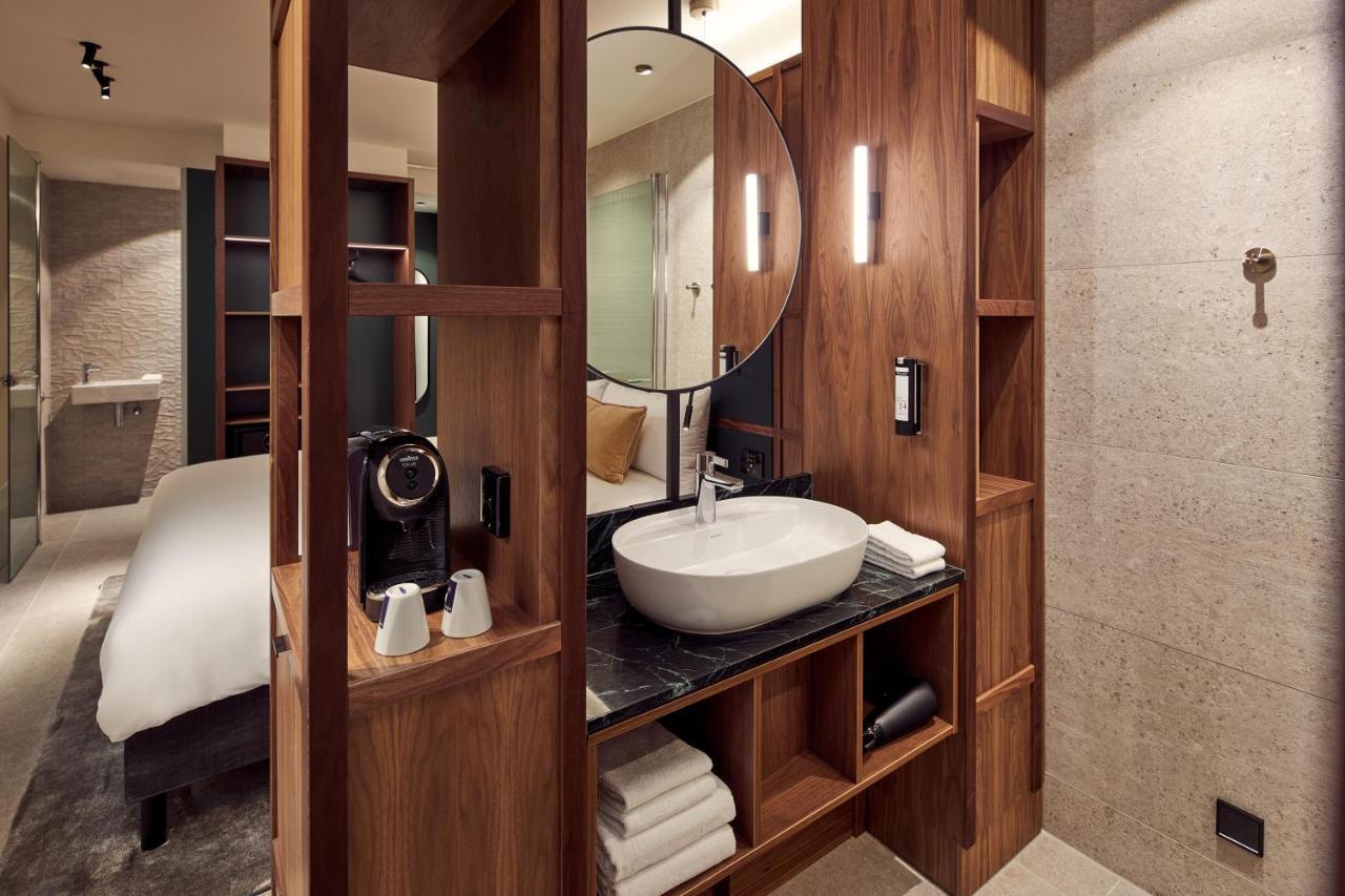 Queen Room without Window