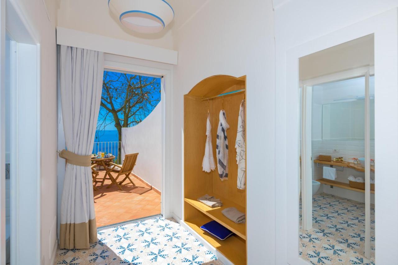 Deluxe Suite Spa Bath