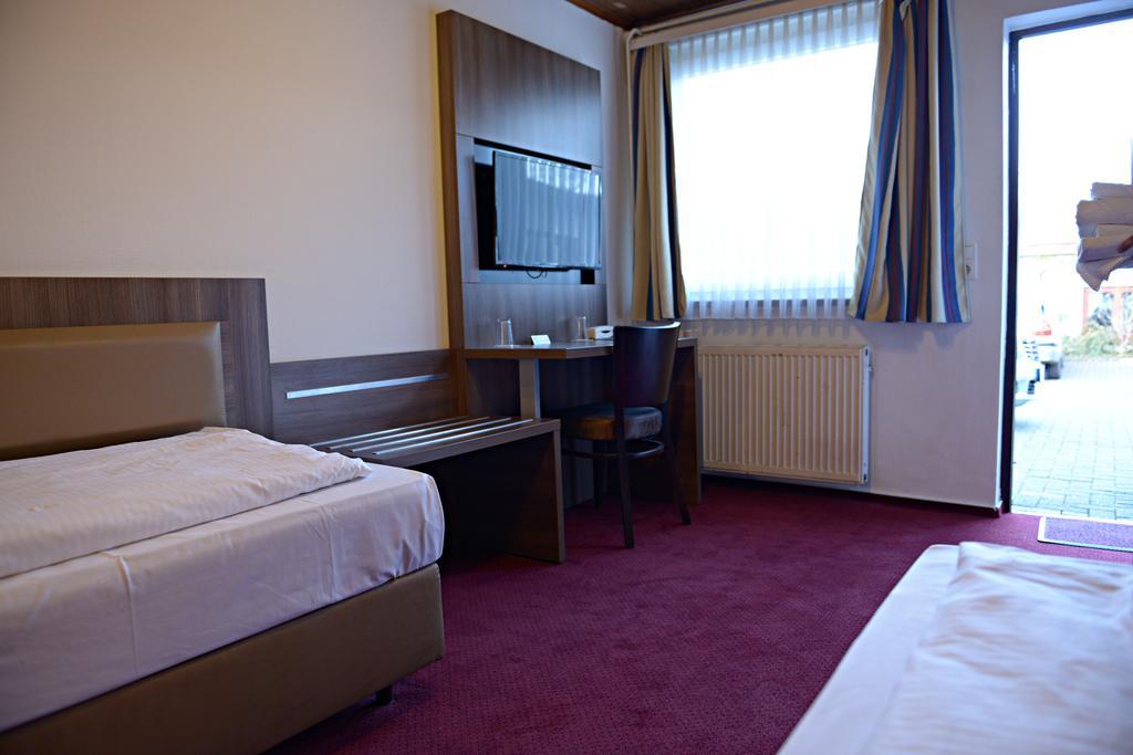 Budget Single Room with Shared Bathroom,109849629:JPEG