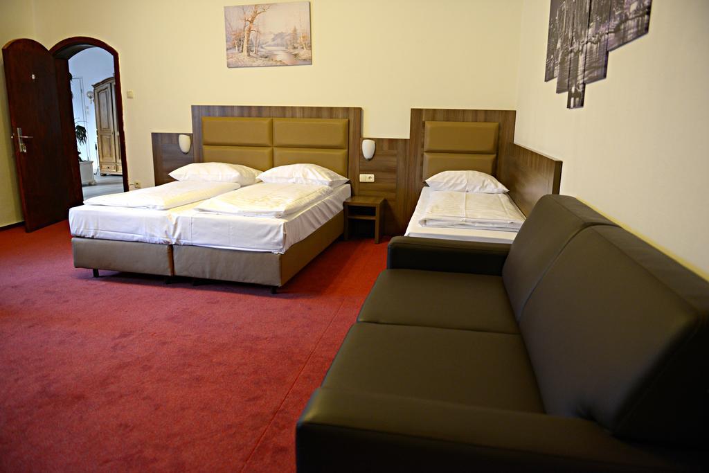 Six Bed Room,109850166:JPEG