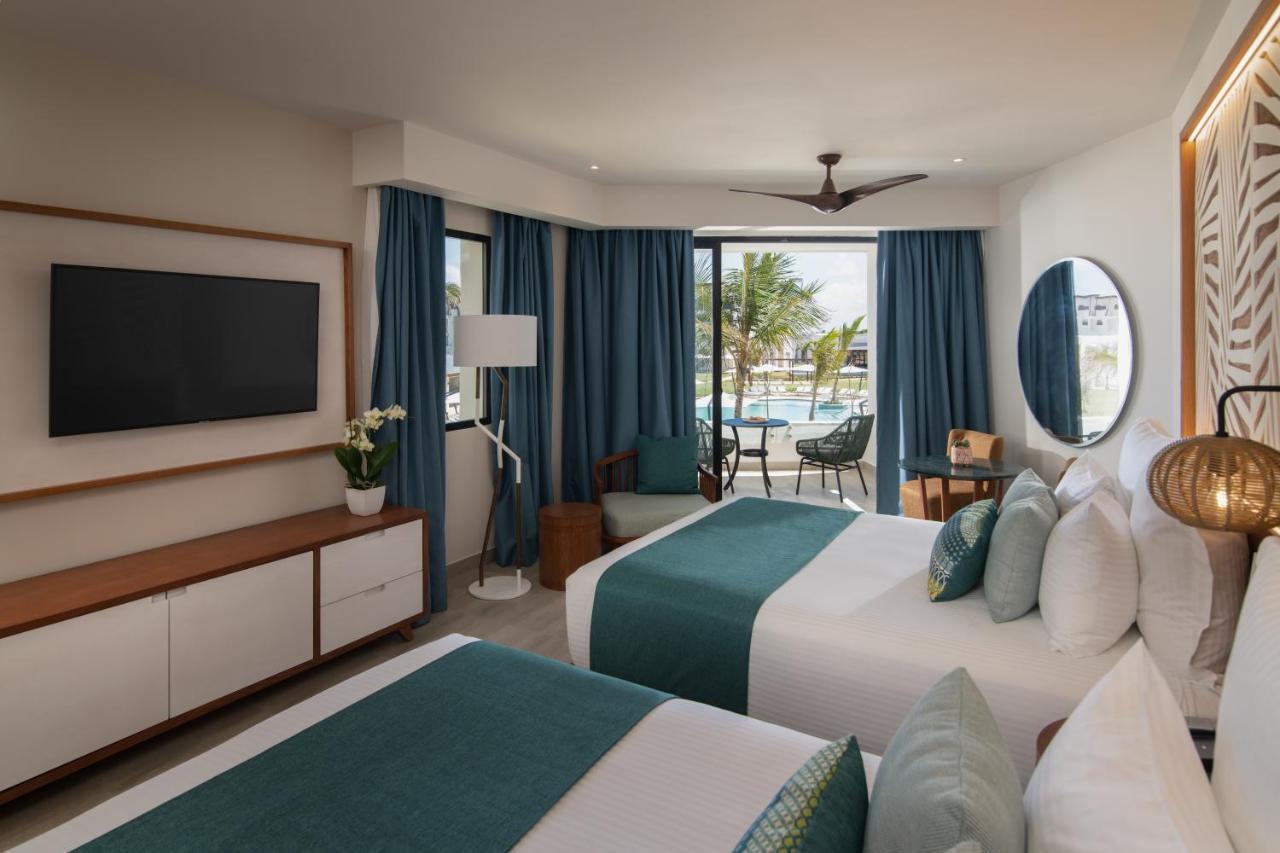 Junior Suite mit Doppelbett und Poolblick