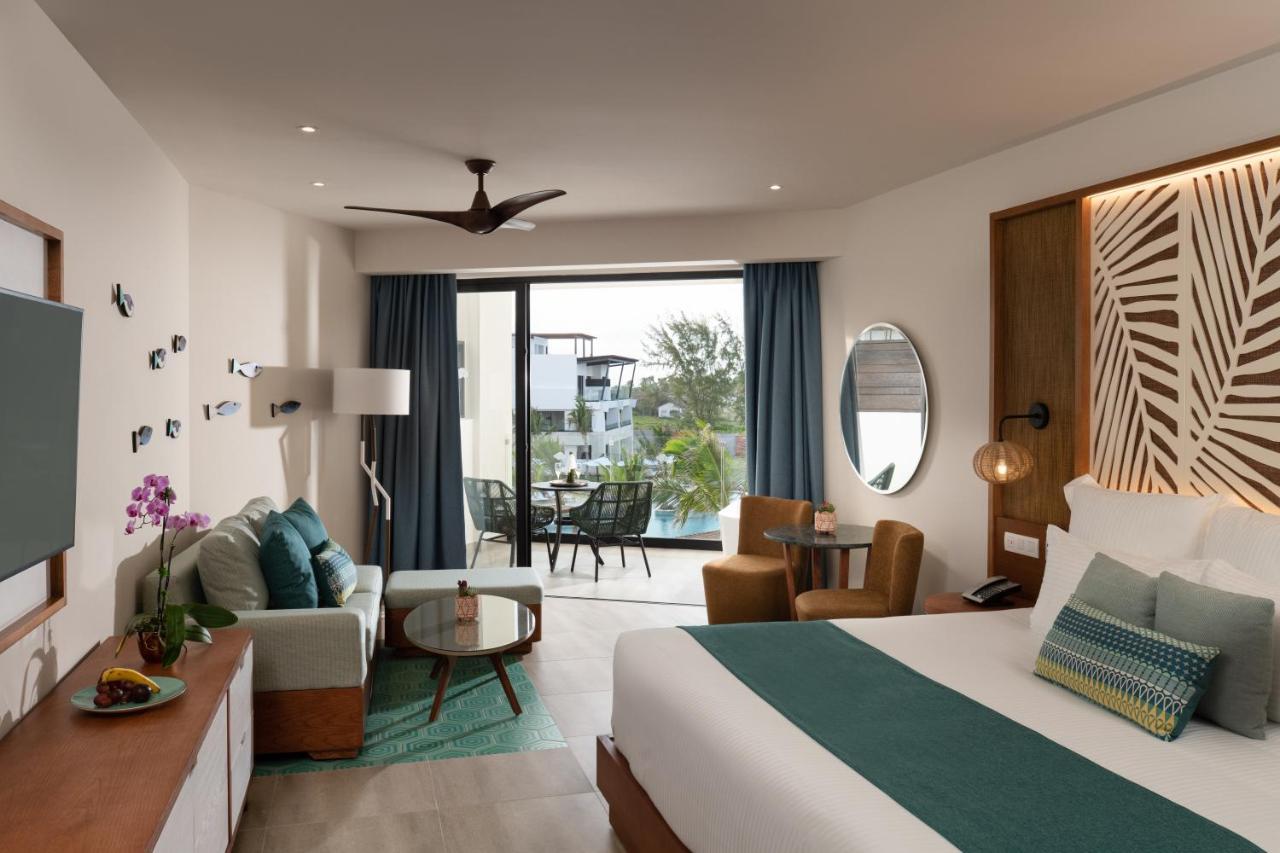 Junior Suite mit Kingsize-Bett und Poolblick