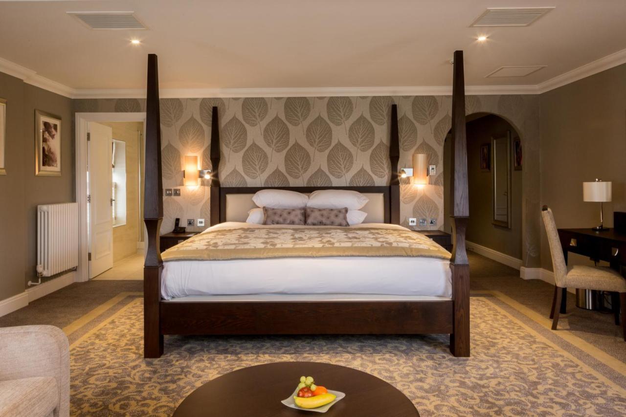 Suite con cama con dosel