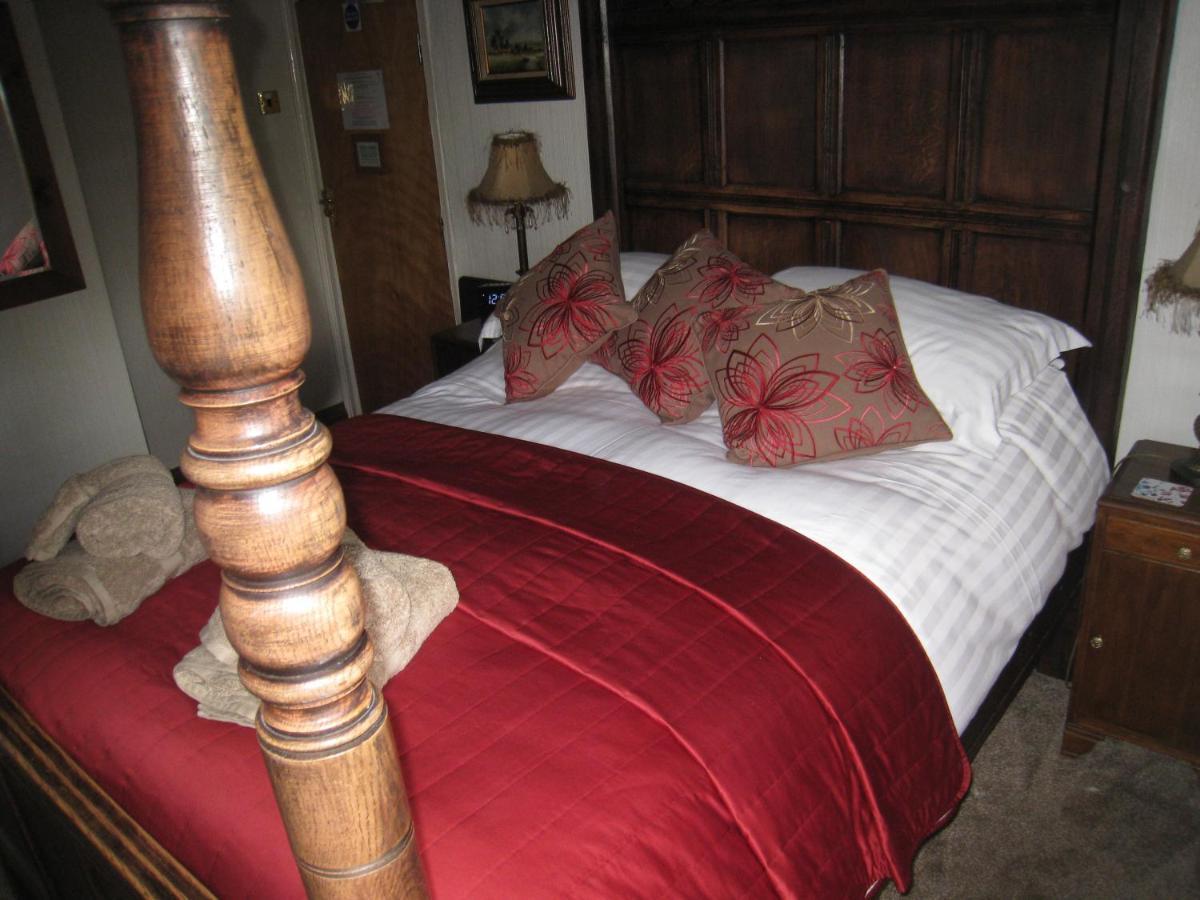 Standard Double Room Four Poster Bed