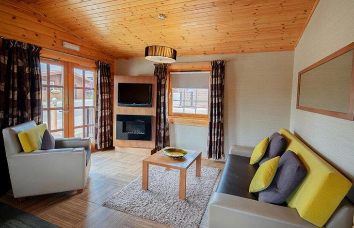 Three-Bedroom Lodge Private Hot Tub