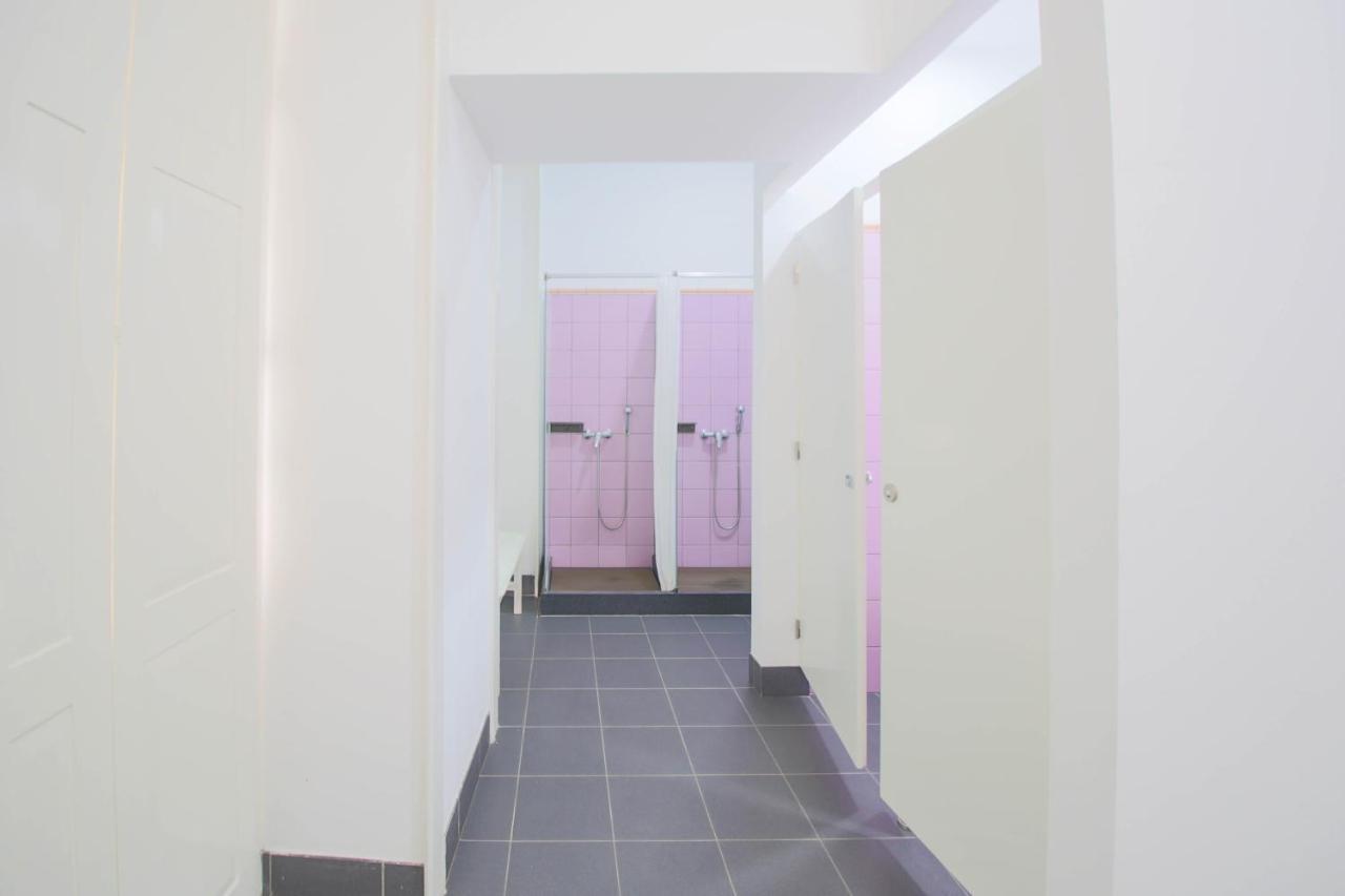 Quarto com 2 Camas de Solteiro e Banheiro Compartilhado