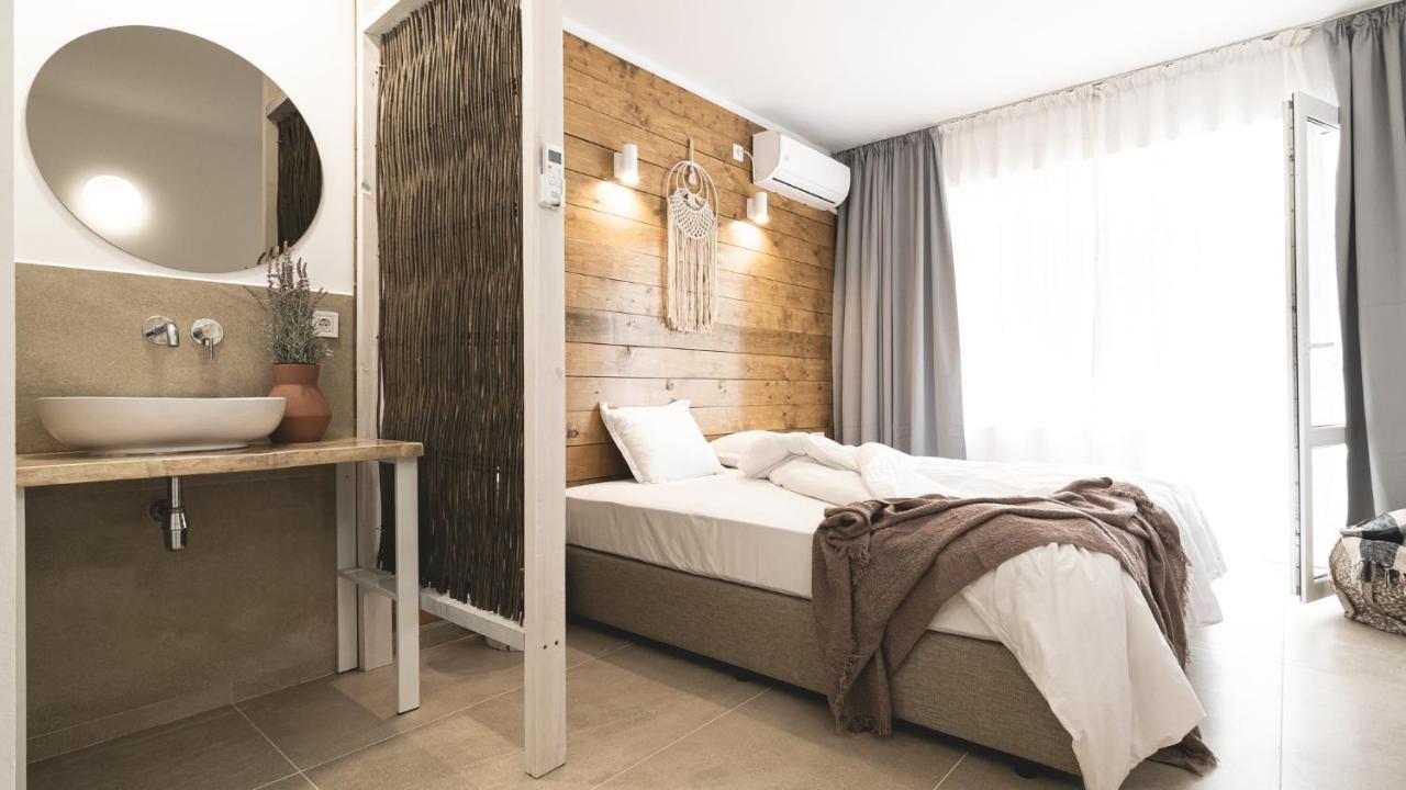 Zimmer mit Queensize-Bett und Balkon