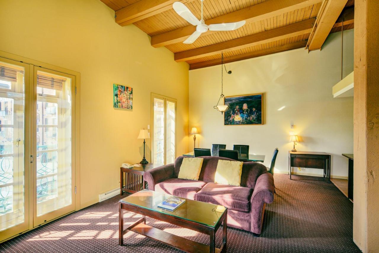 One-Bedroom Suite Queen Bed Full Kitchen
