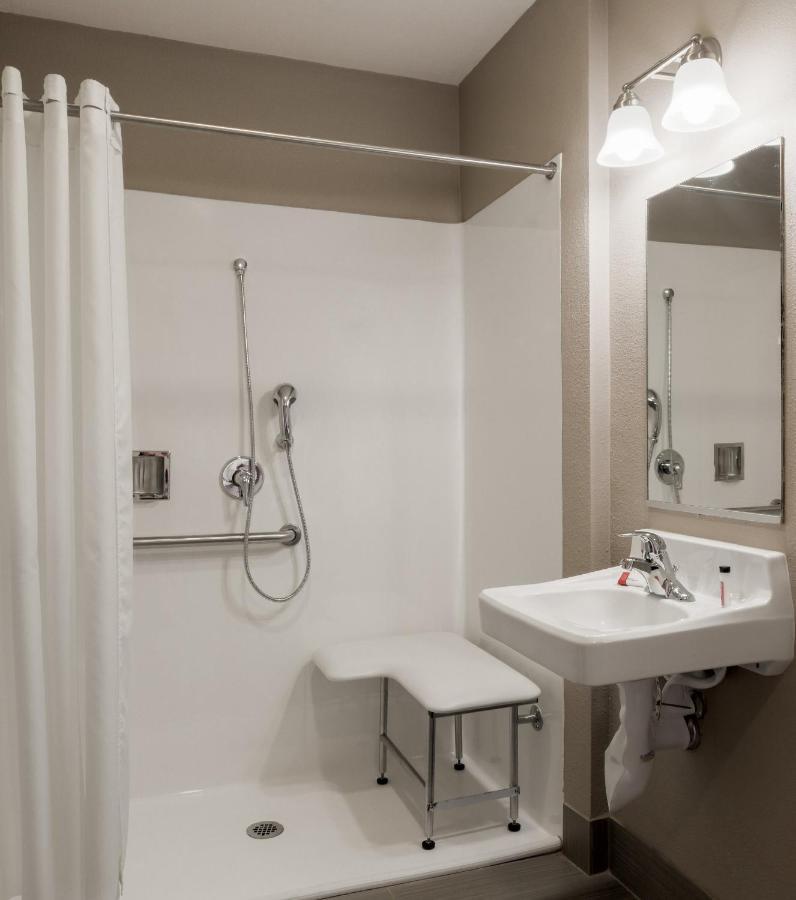 Chambre Lit King-Size avec Douche Accessible en Fauteuil Roulant - Adaptée aux Personnes à Mobilité Réduite/Non-Fumeurs