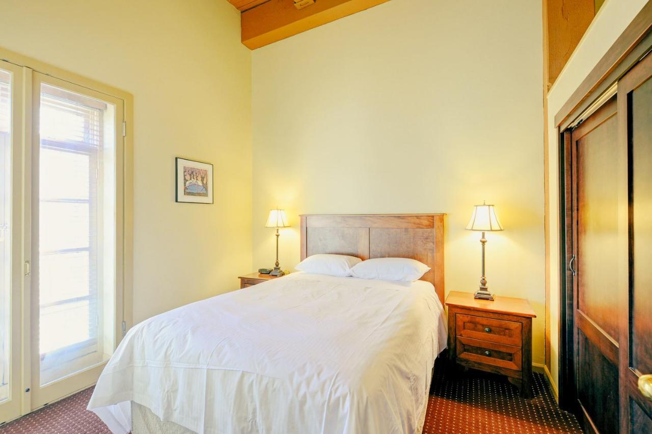 One-Bedroom Suite Queen Bed Full Kitchen
