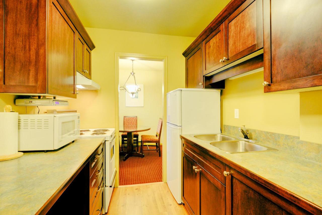 Two-Bedroom Suite King 2 Twin Beds Full Kitchen