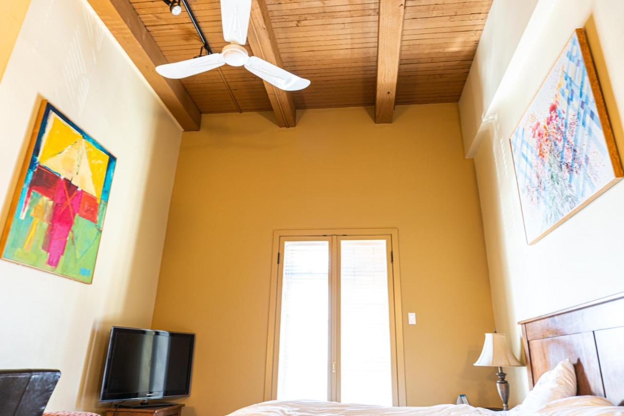 Studio Suite Queen or King Bed Full Kitchen