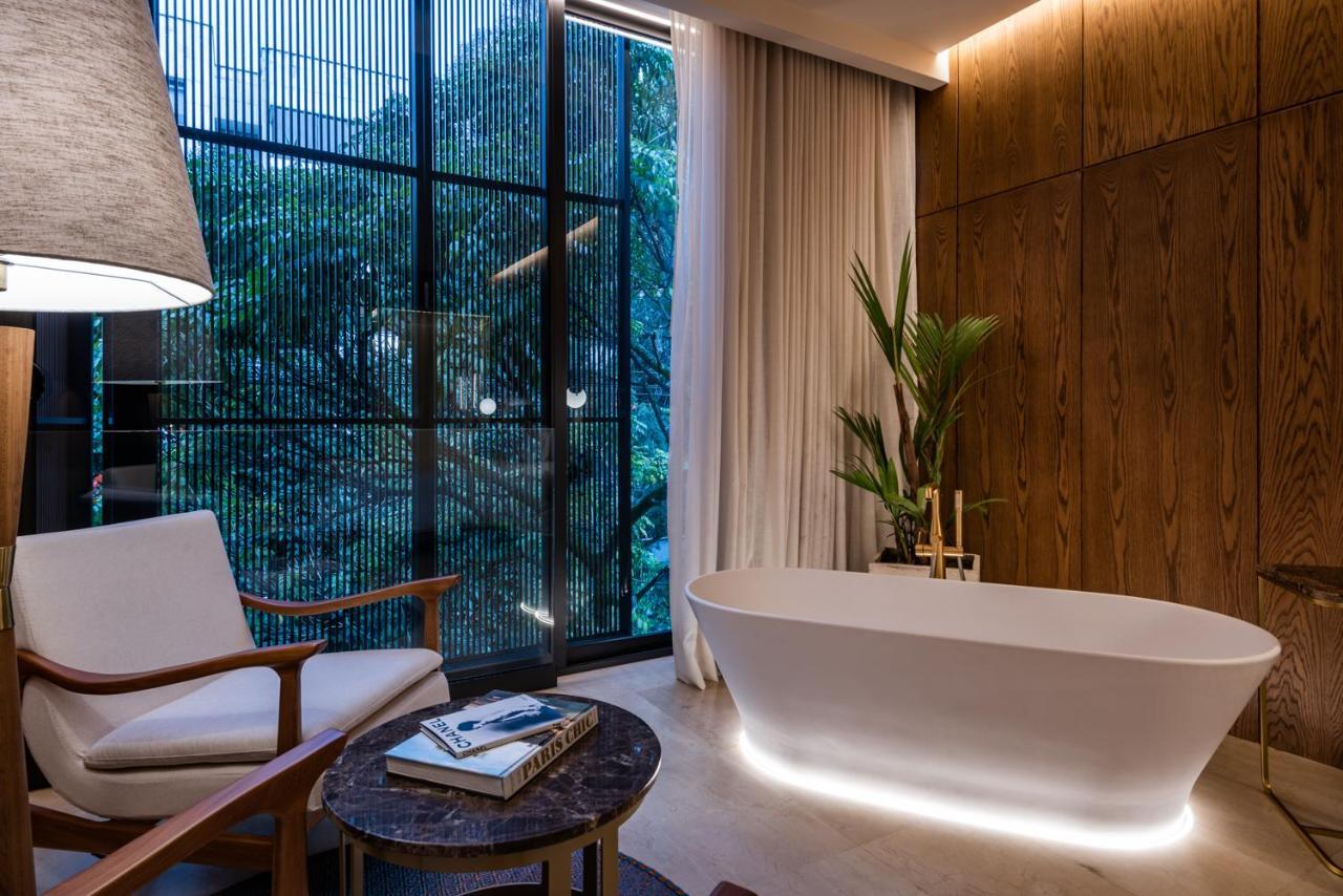 Deluxe Double Room Bathtub
