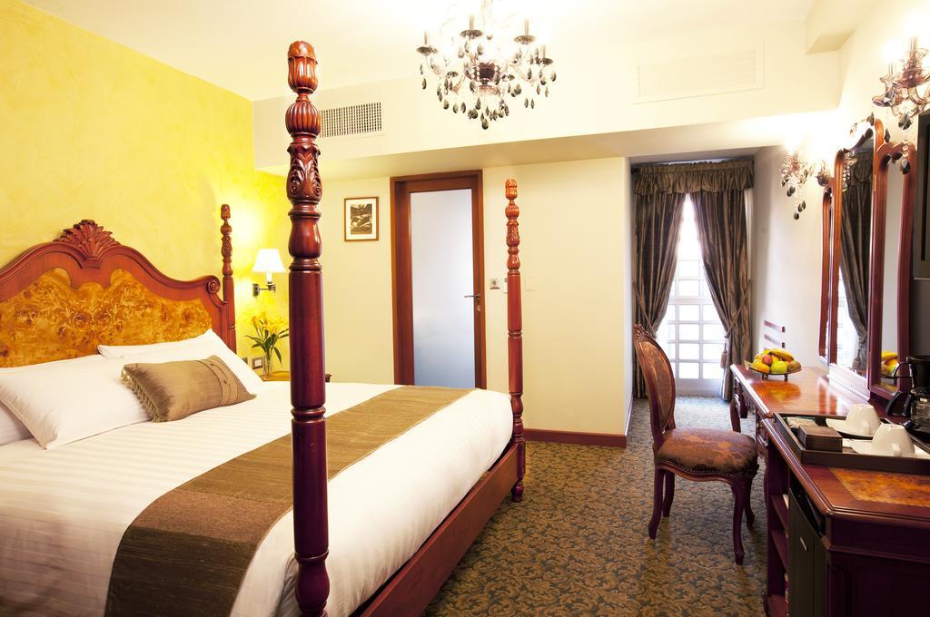 Classic Room Corridor View 1 King Bed