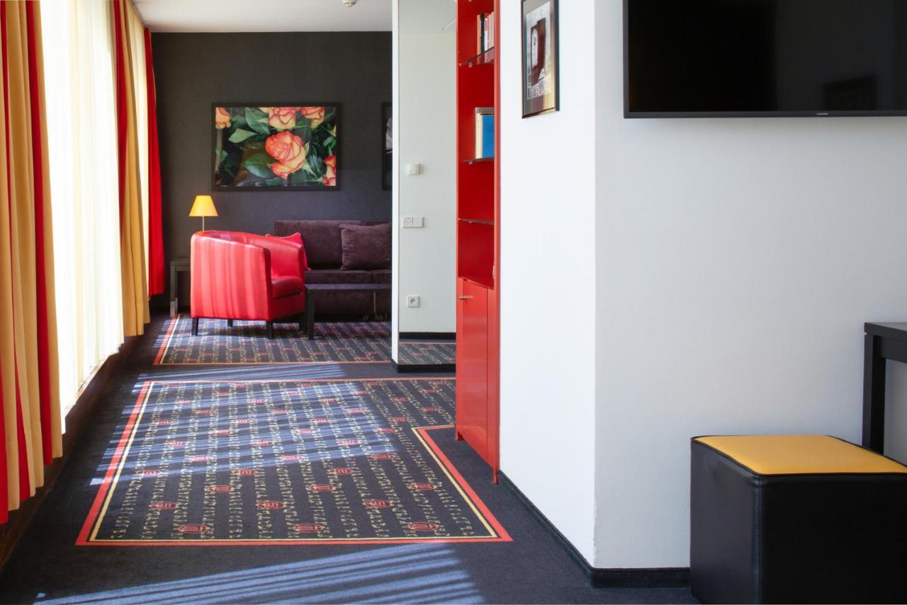 Executive Suite Access to Executive Lounge