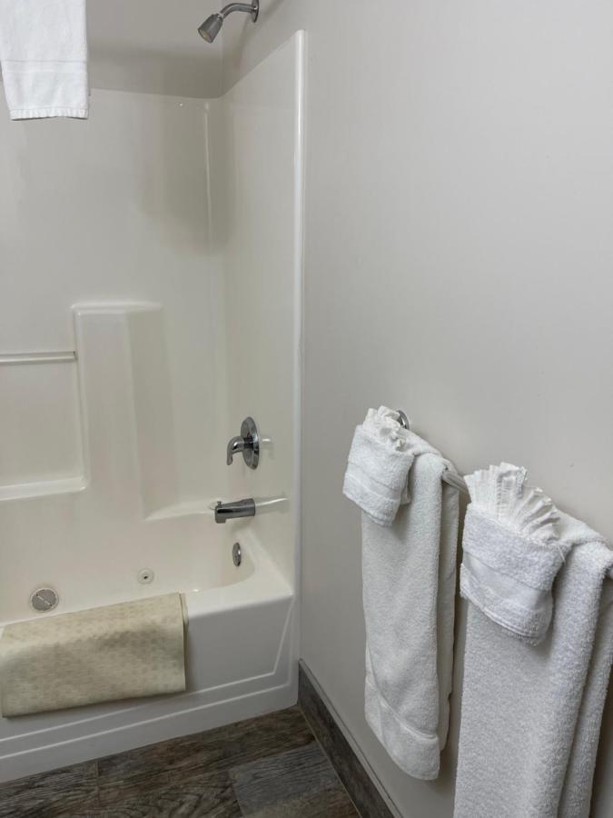 Habitación con cama grande