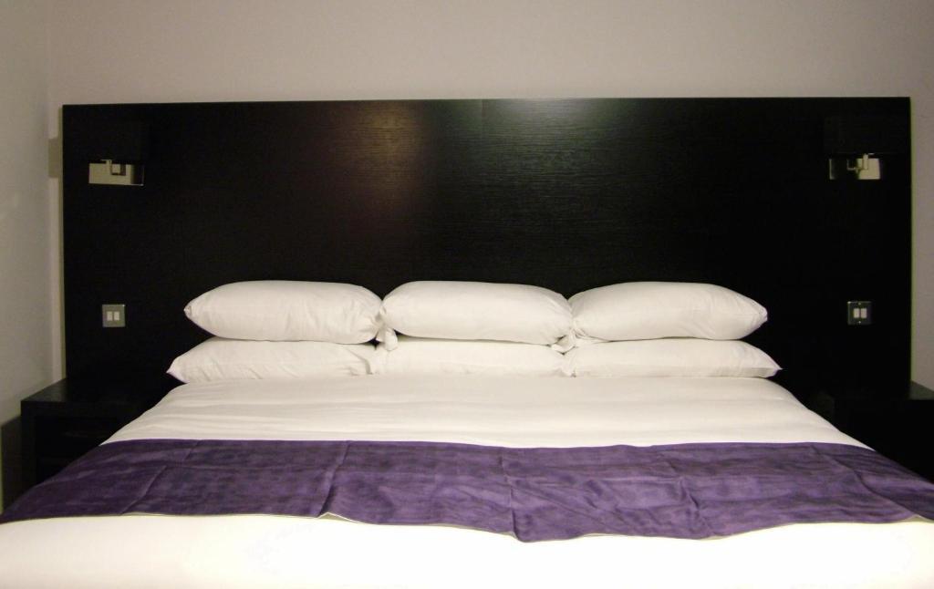 Family Room (3 Adults),26872751:JPEG