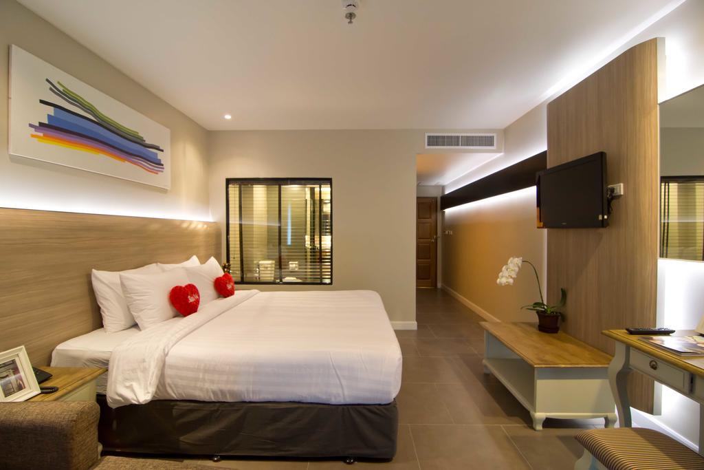 Deluxe room Street Side