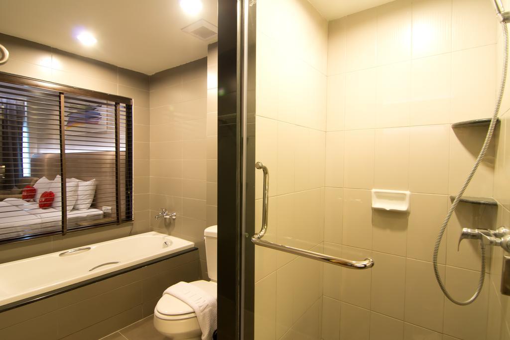 Deluxe room Street Side