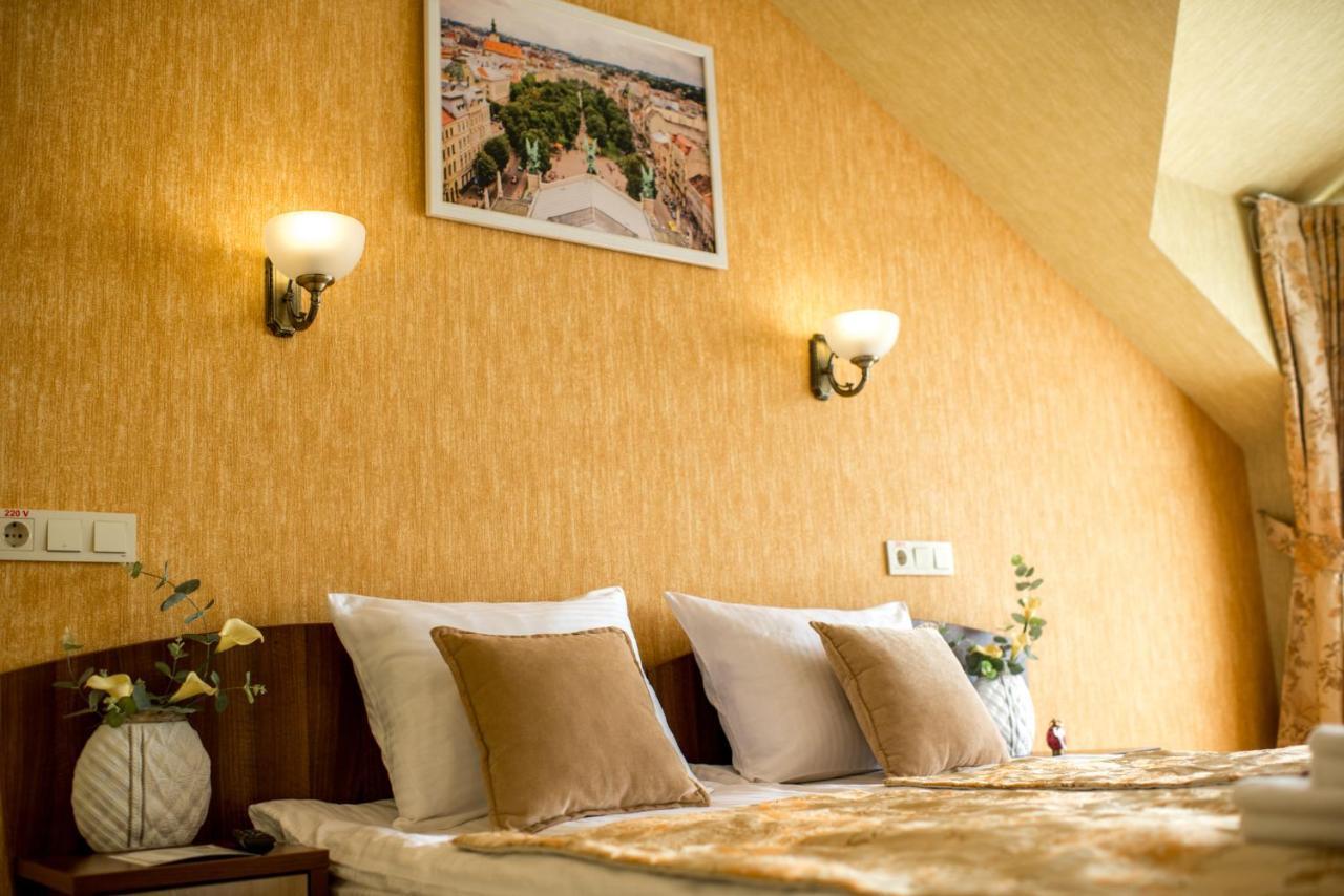 Standard Queen Room