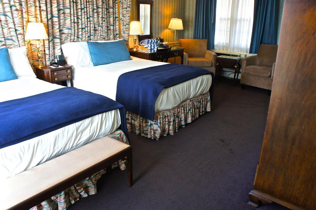 Chambre Double avec 2 Lits Doubles et Balcon