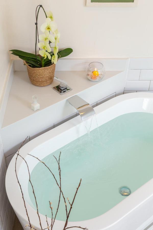 Loft Suite bathtub sea view