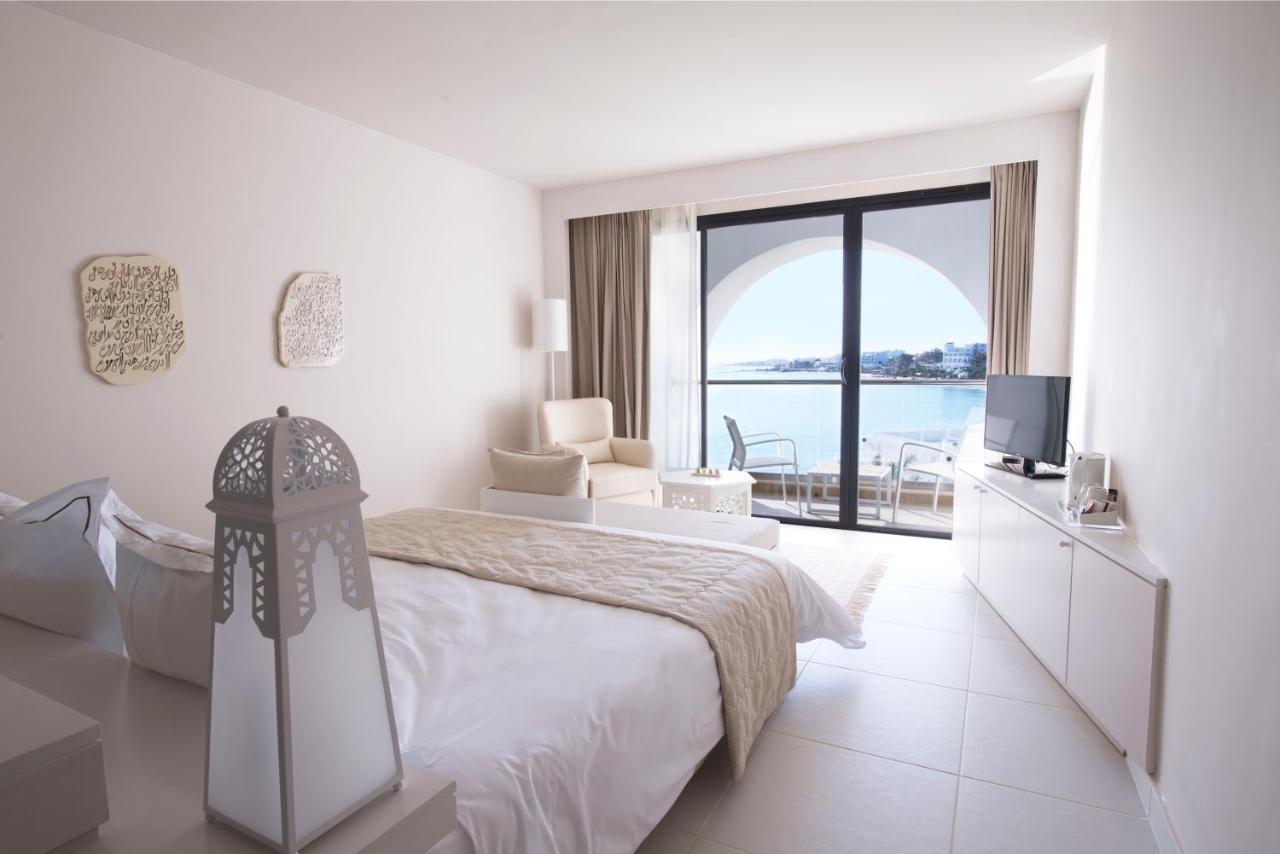 Deluxe Twin or Double Suite Sea & Pool View