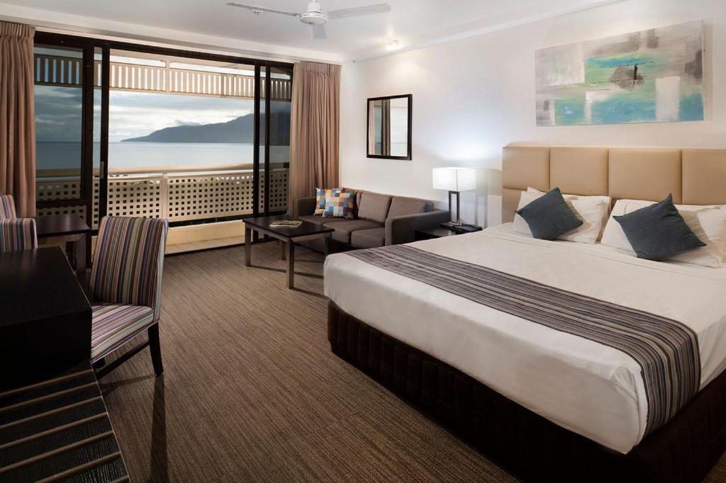 Habitación con cama grande y vistas al mar