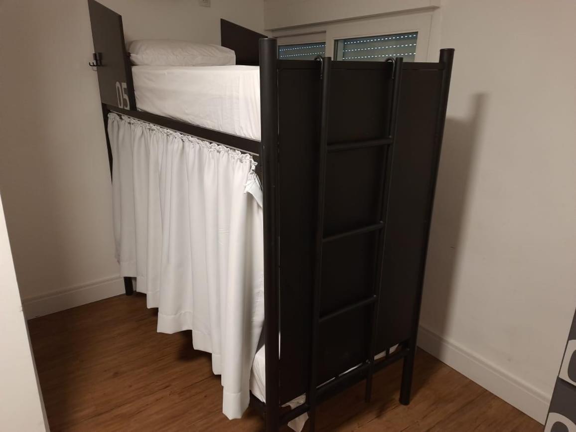 Cama de Solteiro em Dormitório Feminino com 6 Camas