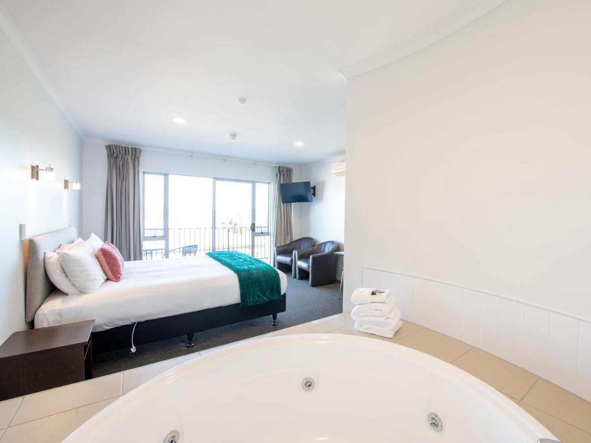 Executive Suite Hot Tub