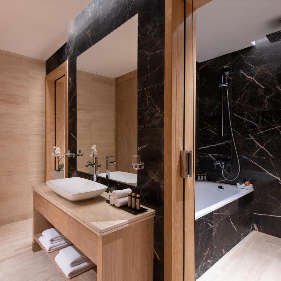 One Bedroom Suite King Superior Westbay Beach Access