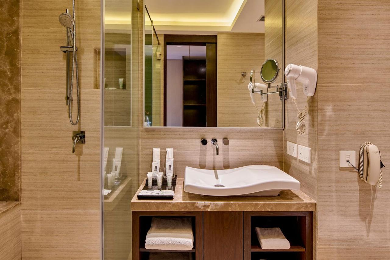 Executive Queen Room on Spa on F&B