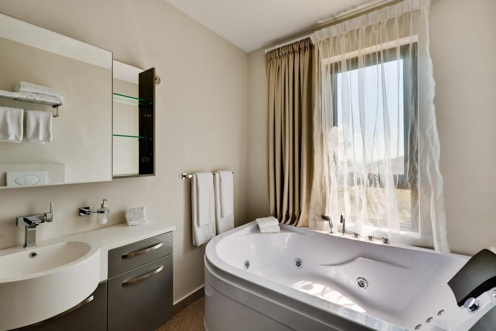 Luxury Suite Sea View Tanzanite