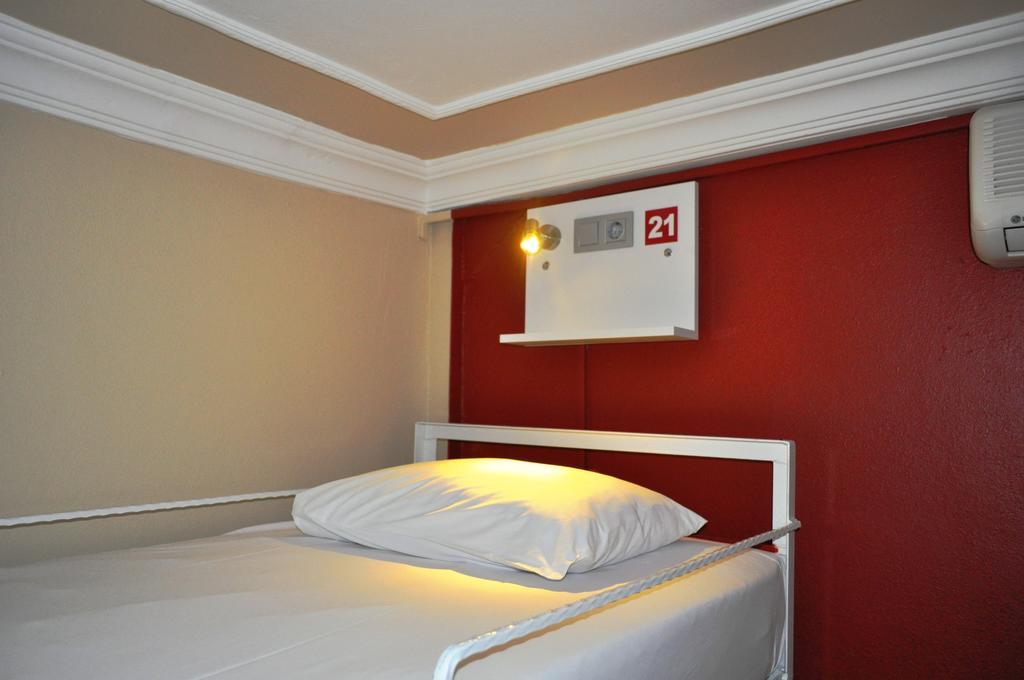 Posto Letto in Dormitorio Misto con 6 Letti