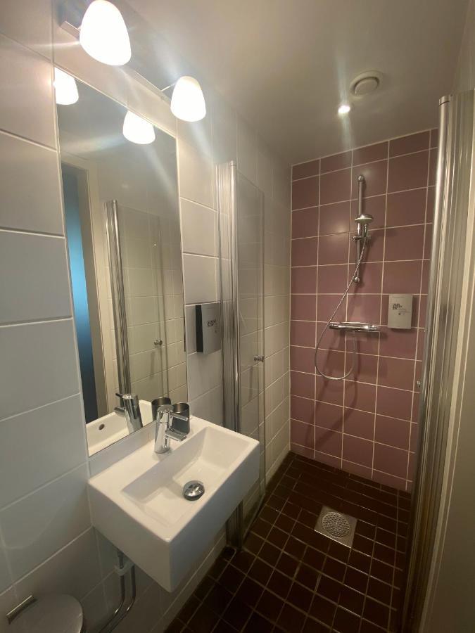 Kleines Zweibettzimmer