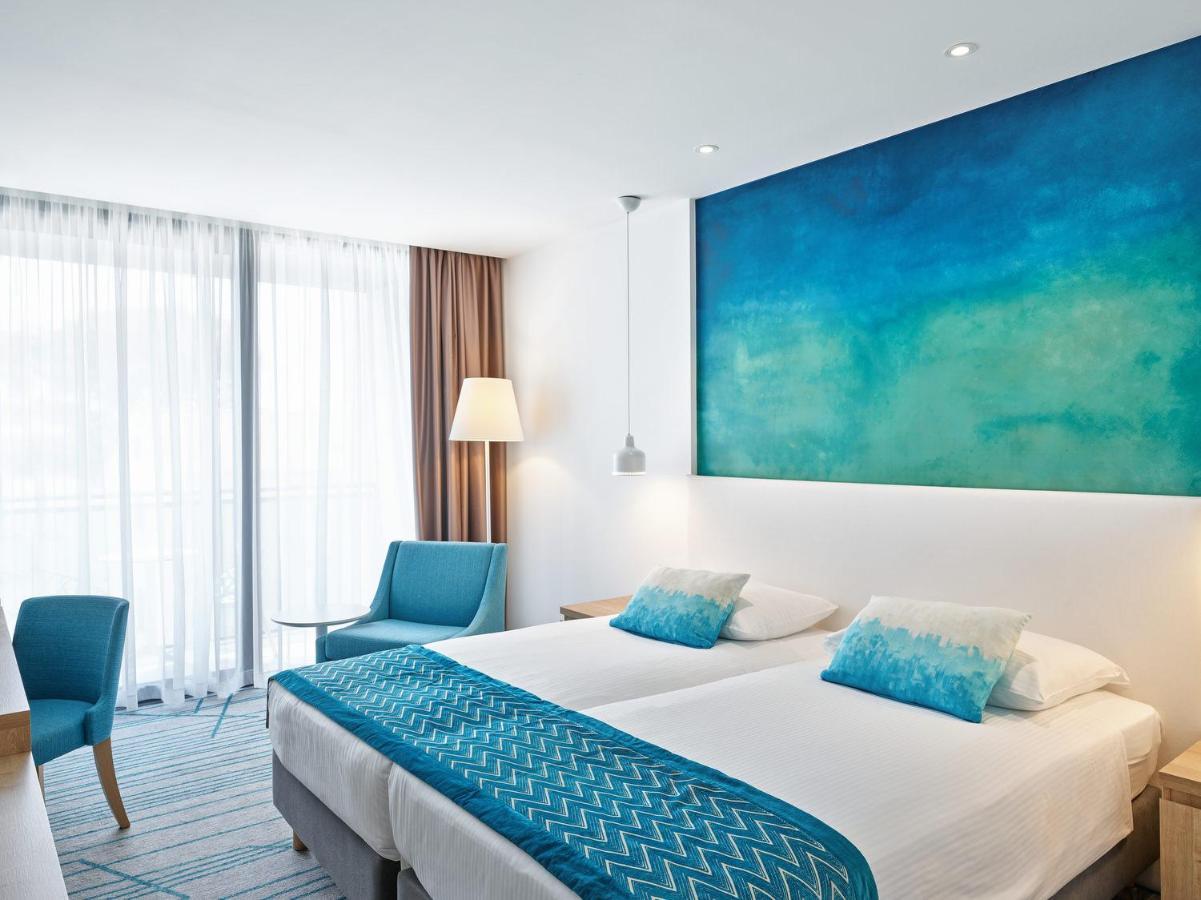 Superior Kamer met Balkon en Gedeeltelijk Uitzicht op Zee