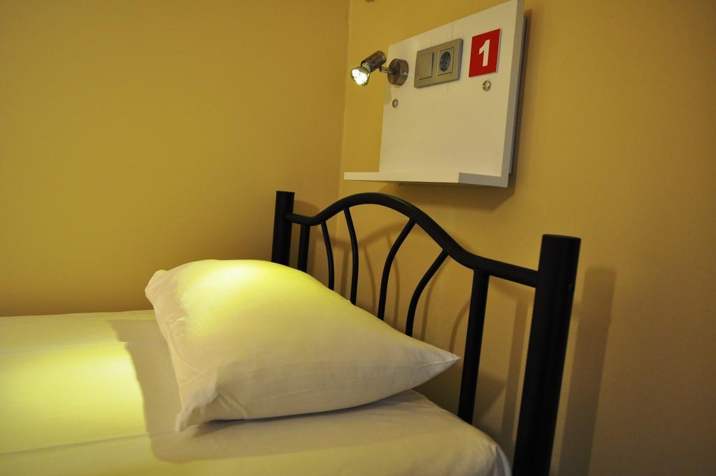 Posto Letto in Dormitorio Femminile con 6 Letti