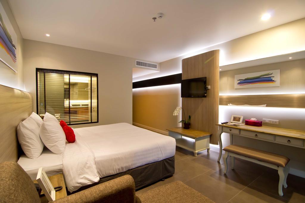 Deluxe room Street Side