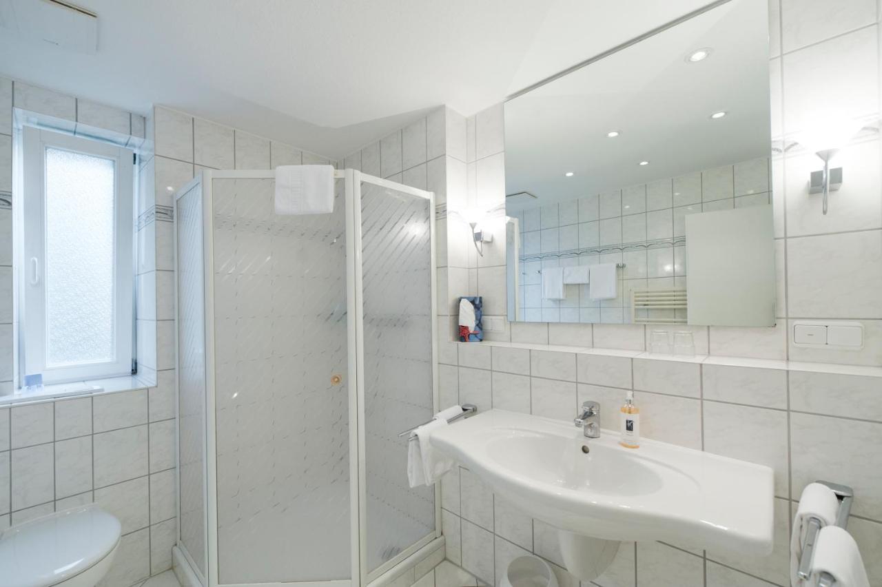 Zimmer mit 2 Queensize-Betten und Badewanne, barrierefrei